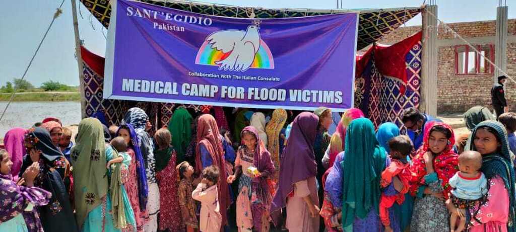 Überschwemmung in Pakistan: in Sanghar, das durch das Hochwasser abgeschnitten ist, bietet das Medical Camp von Sant'Egidio Medikamente und medizinische Betreuung für Menschen an, die alles verloren haben